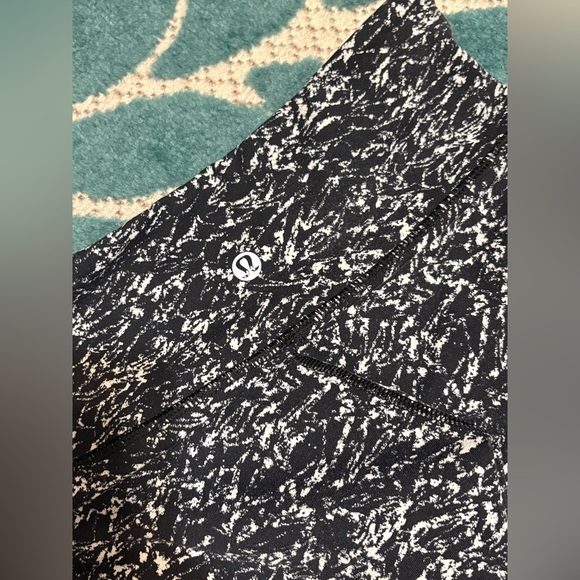 Lululemon leggings size 4 - Picture 5 of 6